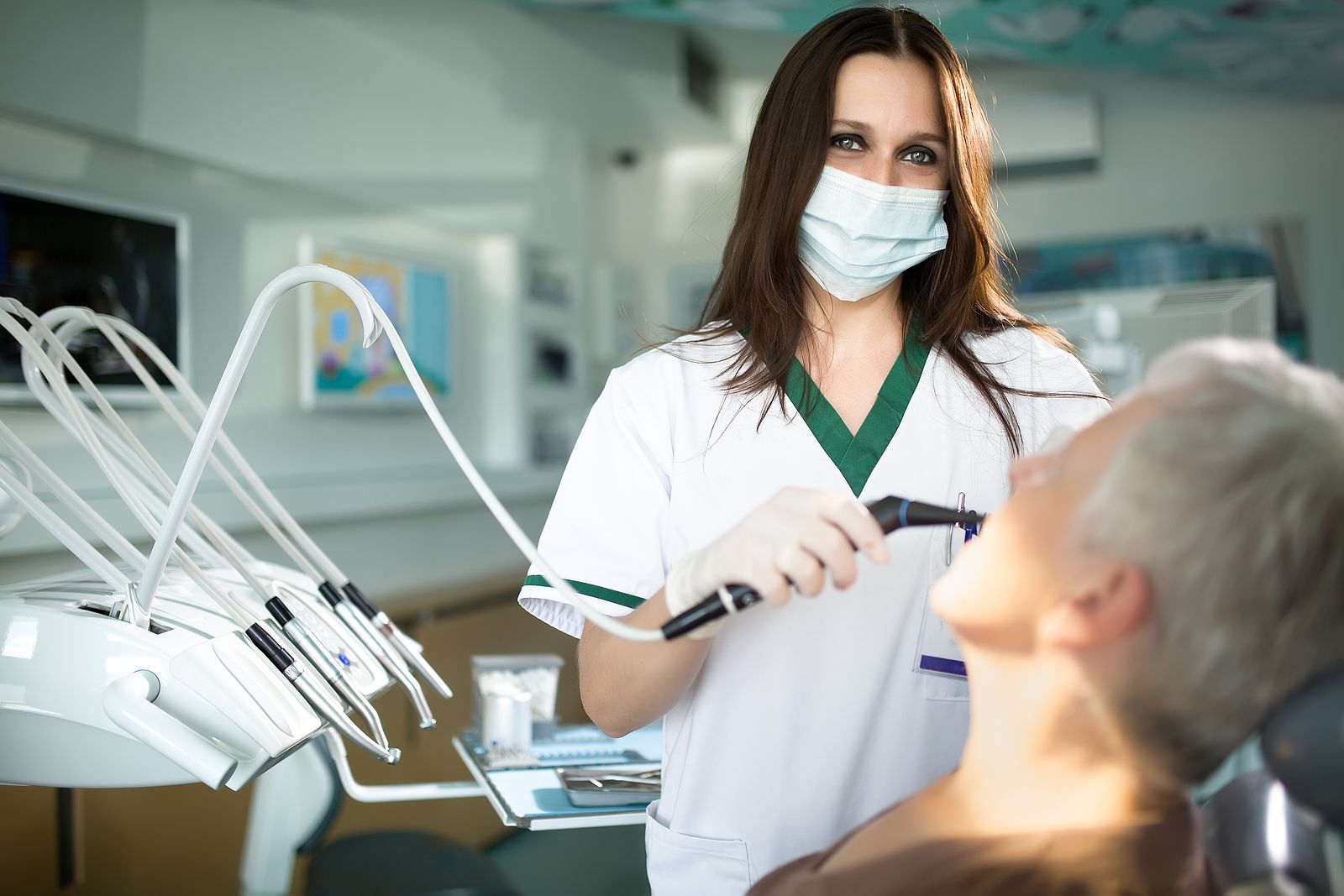 Las personas que dispongan de la Tarjeta Cuidadora en Barcelona tendrán descuentos en el dentista (Bigstock)