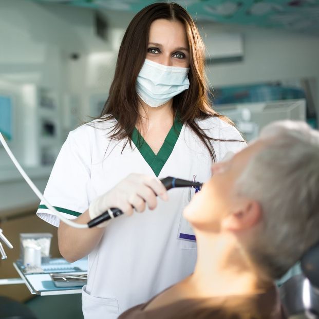 Las personas que dispongan de la Tarjeta Cuidadora en Barcelona tendrán descuentos en el dentista (Bigstock)