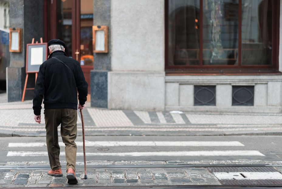 Un hombre mayor con dificultades para la macha. Bigstock