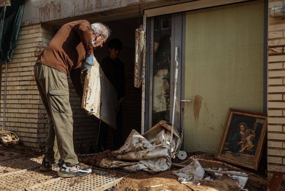 Los más mayores también ayudan: la ola de solidaridad con los afectados por la DANA no tiene edad