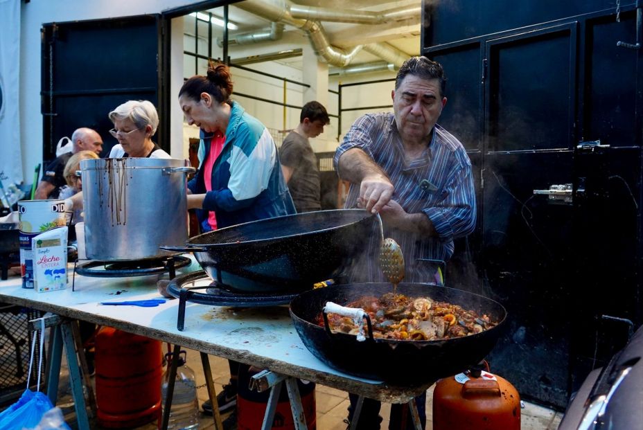 EuropaPress 6322324 voluntarios dan comer afectados dana noviembre 2024 chiva valencia