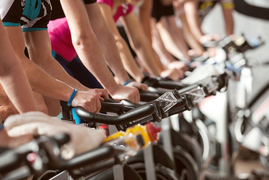 Un grupo de personas practicando bicicleta. Bigstock