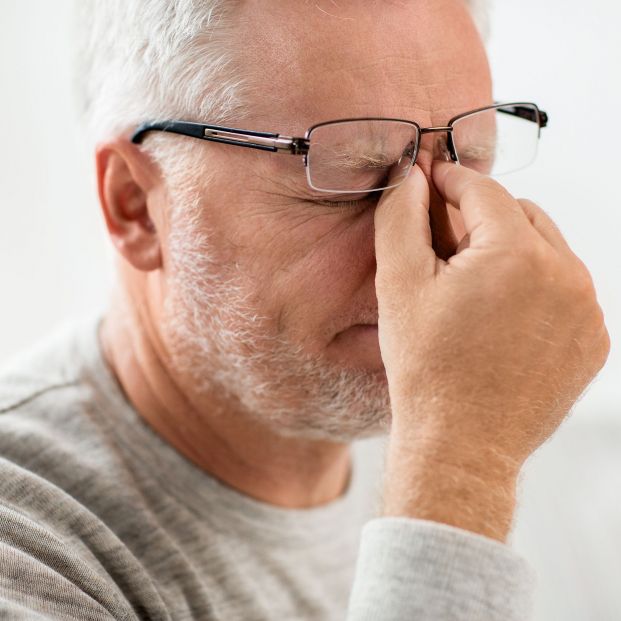 Hombre con migraña. Fuente: Bigstock