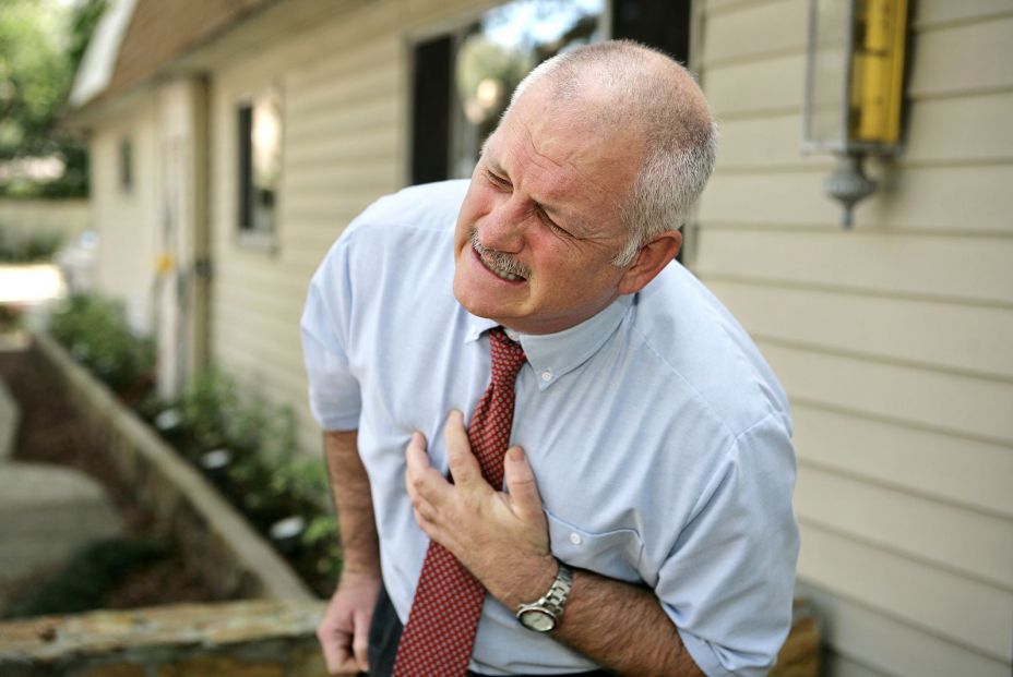 Un varón sufriendo un infarto. Bigstock