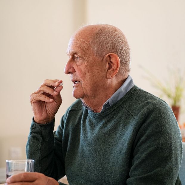 Hombre tomándose un medicamento. Fuente: Bigstock