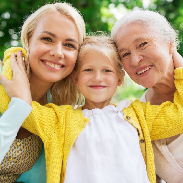 Tres generaciones juntas: madre, hija y nieta. Fuente: Bigstock