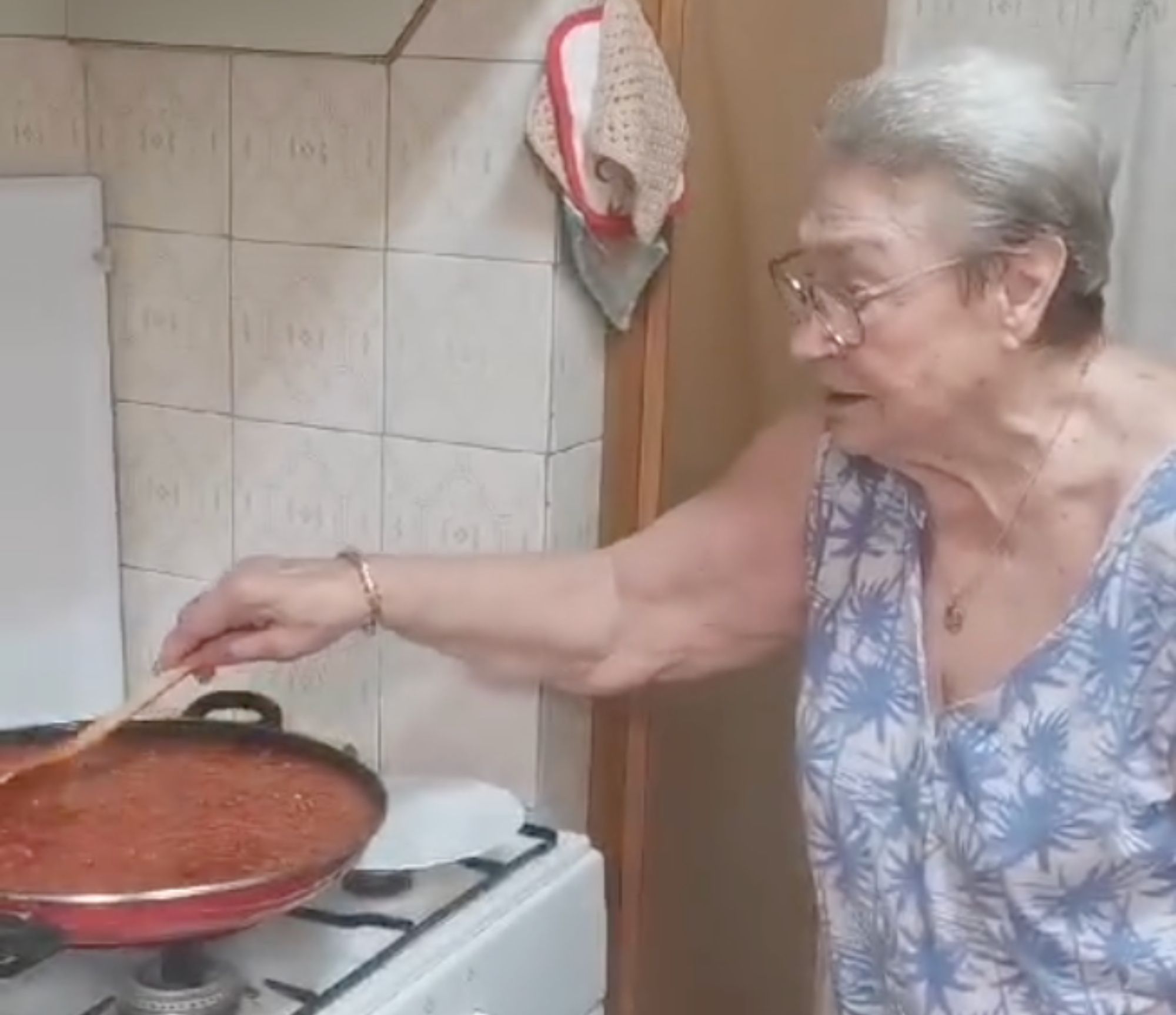 Juanita, con 87 años, también ayuda a los afectados por la DANA: "Va por vosotros" (TikTok)