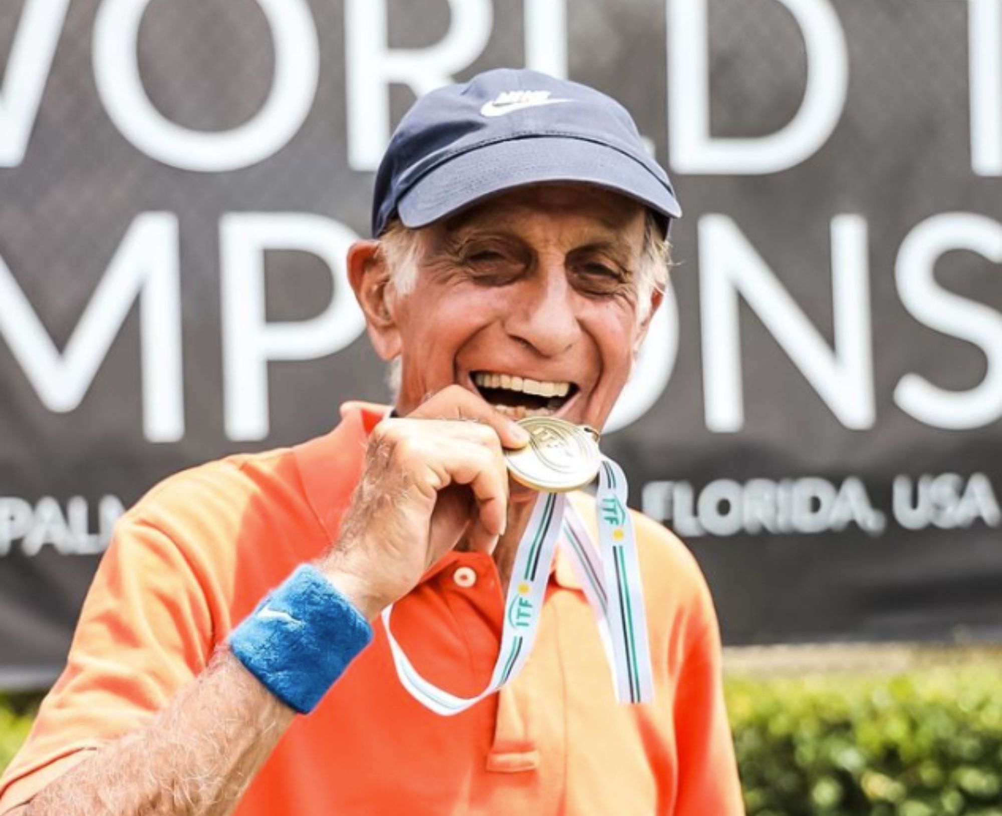 Tito Zerené tiene 100 años y sigue jugando al tenis: "No hay edad para practicar deporte" (Instagram)