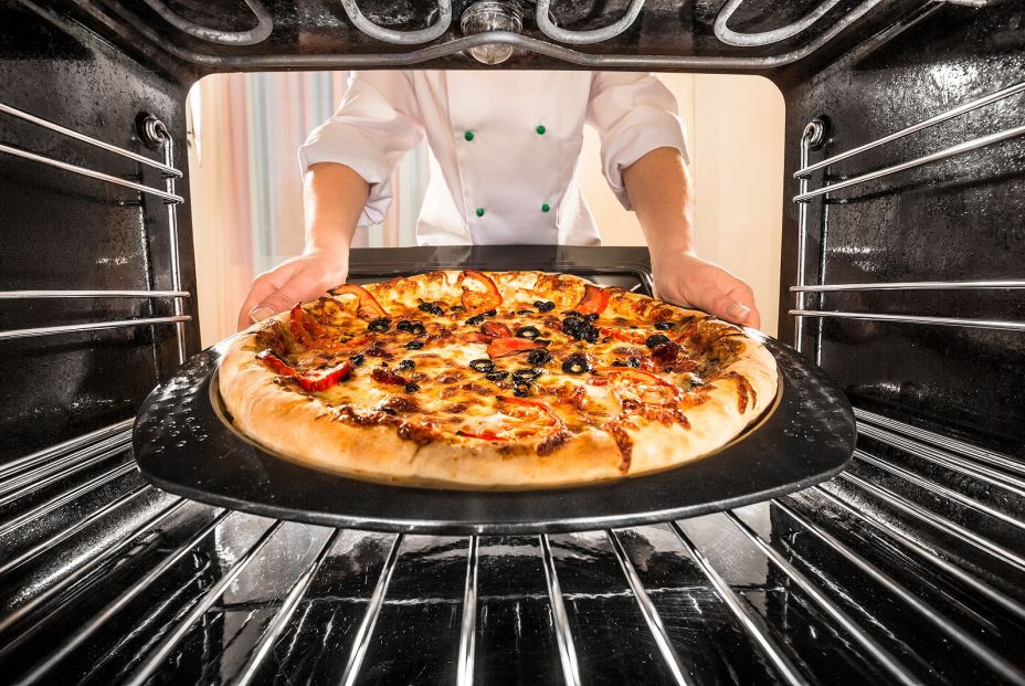 Pizza en el horno en casa: qué es mejor, hacerla en la bandeja o en la rejilla (Bigstock)