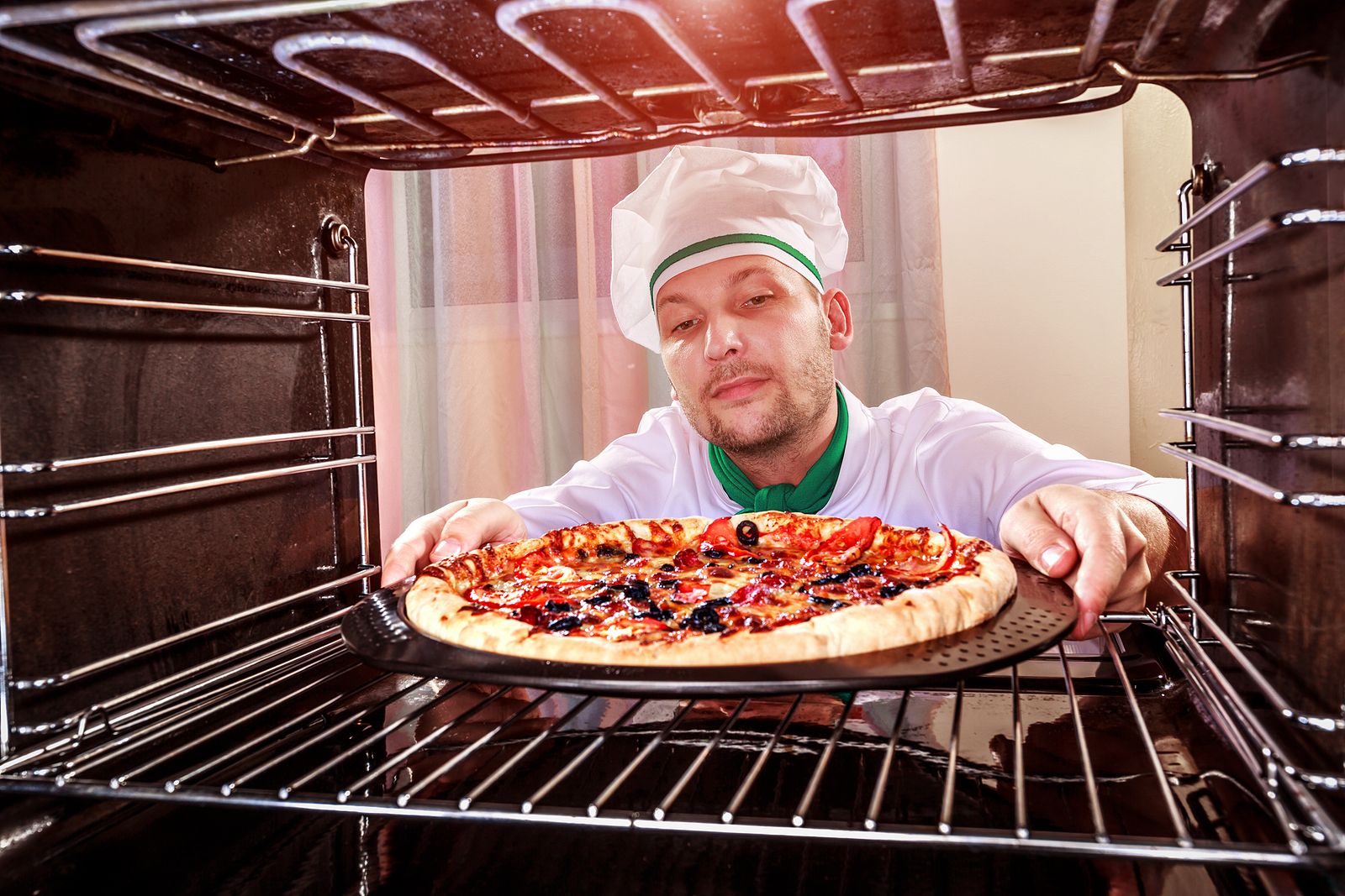 Pizza en el horno en casa: qué es mejor, hacerla en la bandeja o en la rejilla (Bigstock)