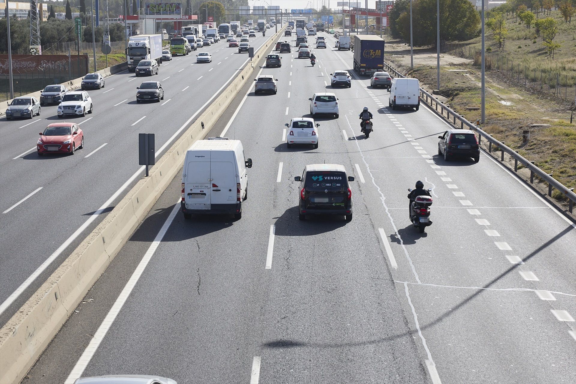 La DGT lo explica: ¿qué significan los bastones blancos pintados en las carreteras?