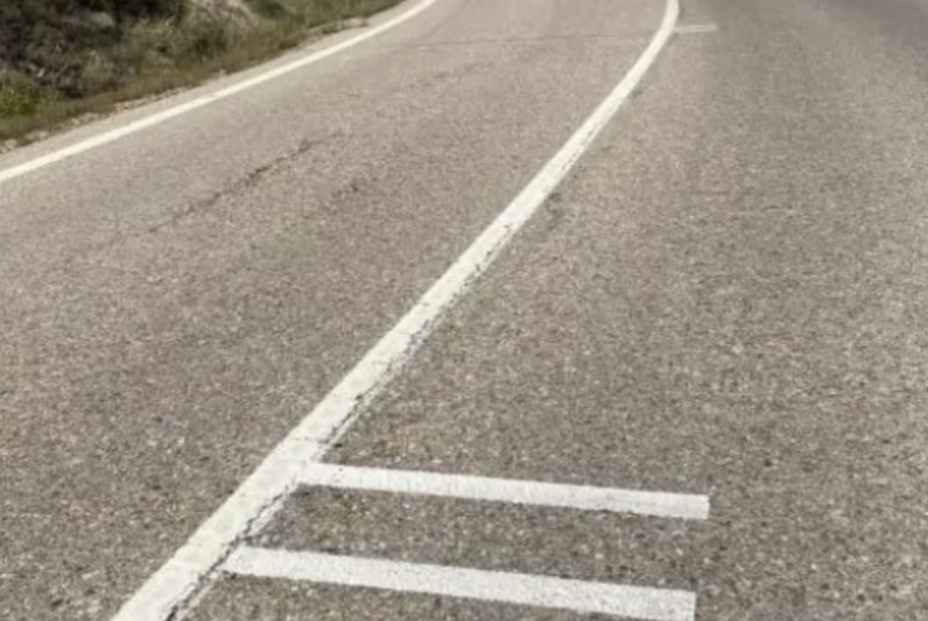 La DGT lo explica: ¿qué significan los bastones blancos pintados en las carreteras?