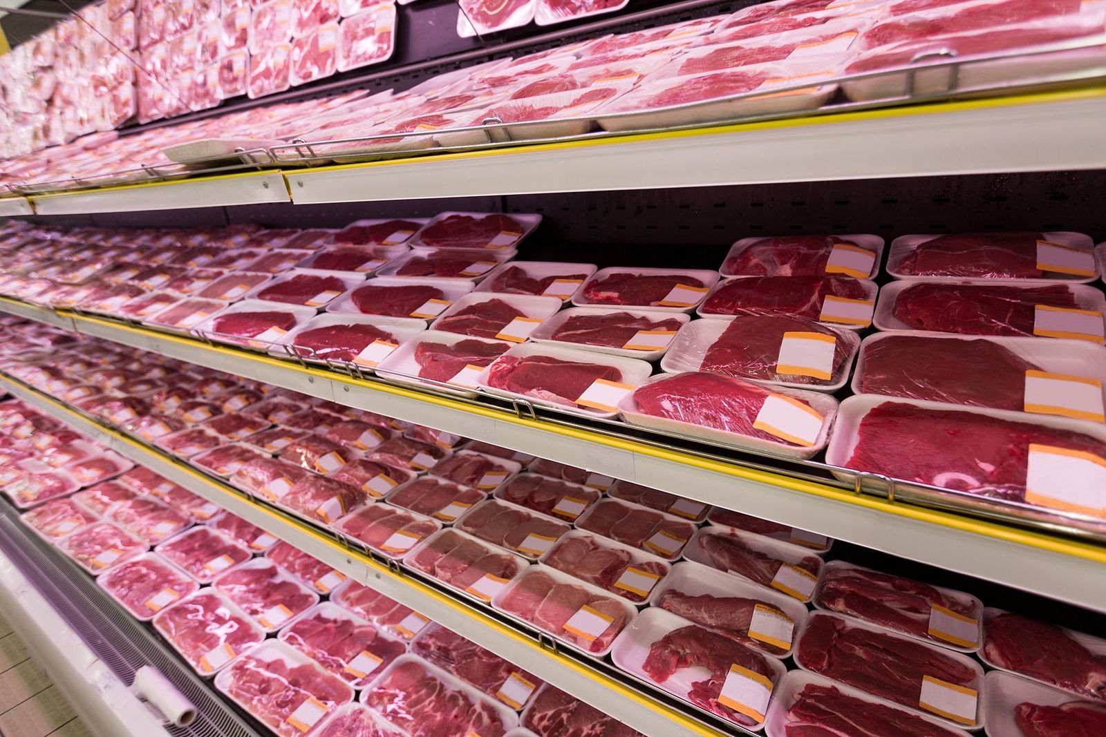 La trampa de la carne 'extratierna' de los supermercados: agua, aditivos y más precio (Bigstock)