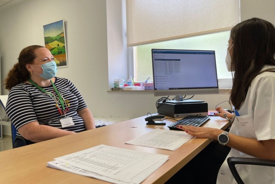 Doctora hablando con una paciente en la consulta de cáncer hereditario. Fuente: Junta de Andalucía