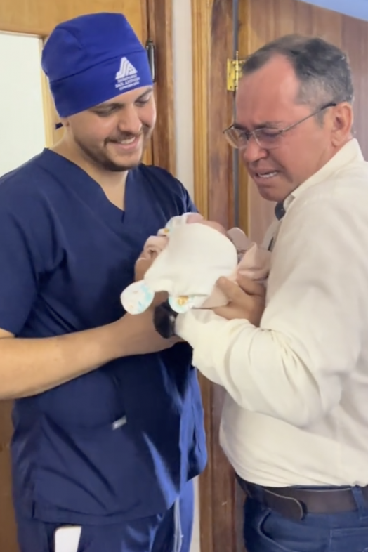 Esta es la increíble reacción de un abuelo al conocer a su nieta