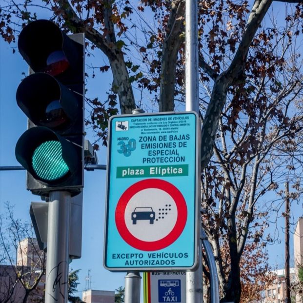 Cartel de Zona de Bajas Emisiones (ZBE) en Plaza Elíptica (Madrid). Fuente: Ricardo Rubio / Europa Press