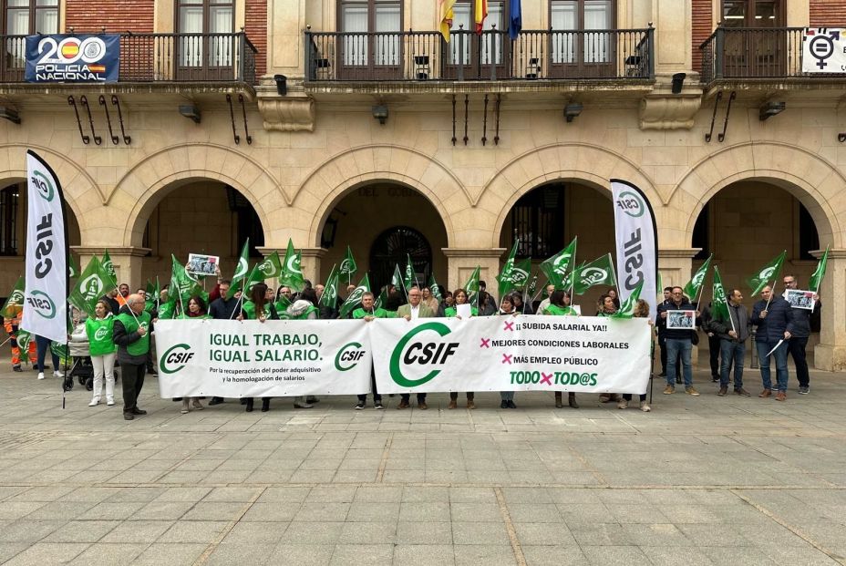 EuropaPress 6334425 concentracion csif defensa muface subdelegacion gobierno teruel