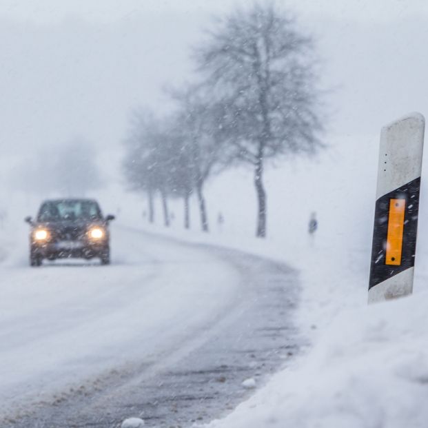 Coche en carretera por Navidad. Fuente: Bigstock