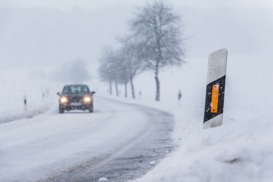 Coche en carretera por Navidad. Fuente: Bigstock