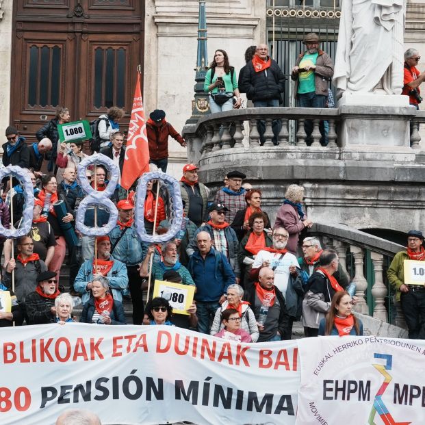 EuropaPress 5064849 cientos personas protestan manifestacion reclamar pension minima 1080 euros (1)