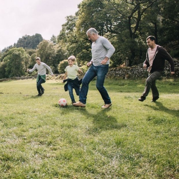 Una familia jugando al fútbol que refleja cómo el sedentarismo puede combatirse entre todos. Fuente: Europa Press