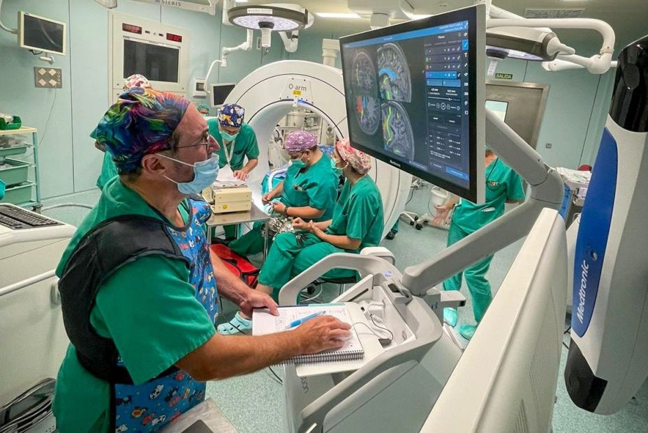 El Hospital Universitari i Politcnic La Fe de Valencia realiza con éxito el primer implante de un nuevo dispositivo para mejorar el párkinson. Fuente: Europa Press 