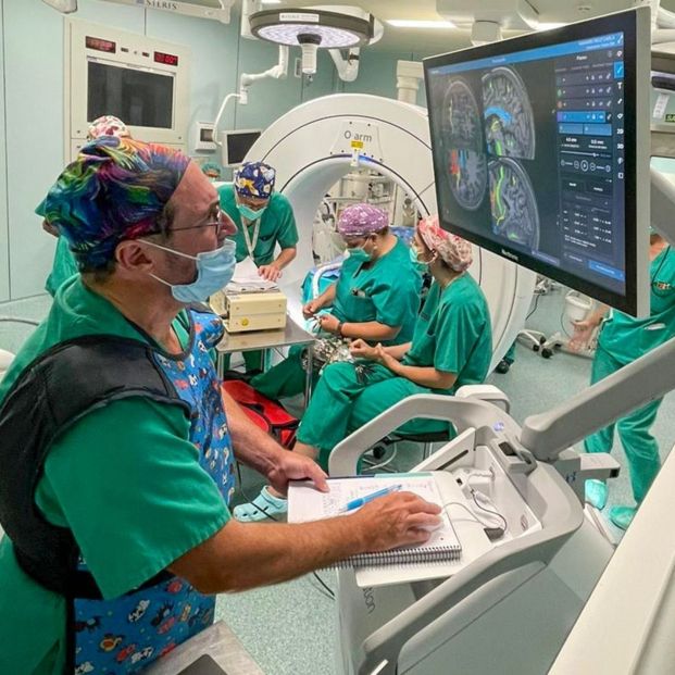 El Hospital Universitari i Politcnic La Fe de Valencia realiza con éxito el primer implante de un nuevo dispositivo para mejorar el párkinson. Fuente: Europa Press 