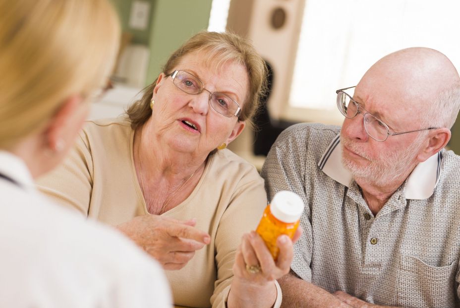 Paciente realizando una consulta sobre el medicamento a su médico. Fuente: Bigstock