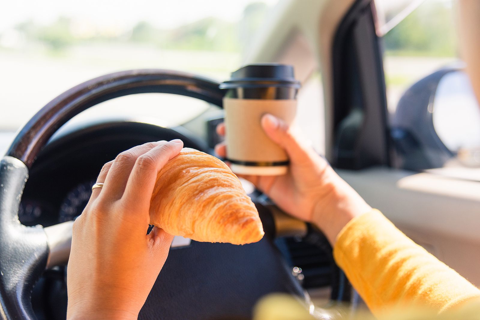 La DGT lo aclara: ¿está permitido comer mientras conduces?