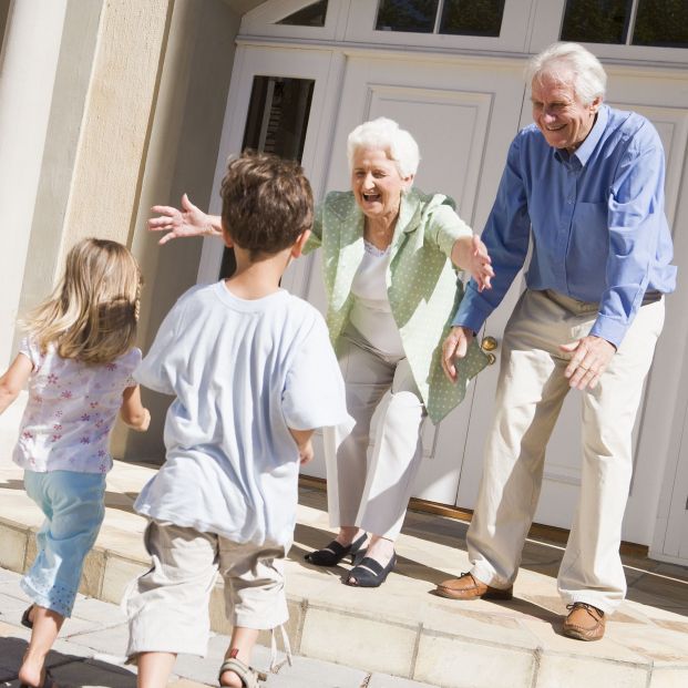 Abuelos recibiendo a sus nietos. Fuente: Bigstock