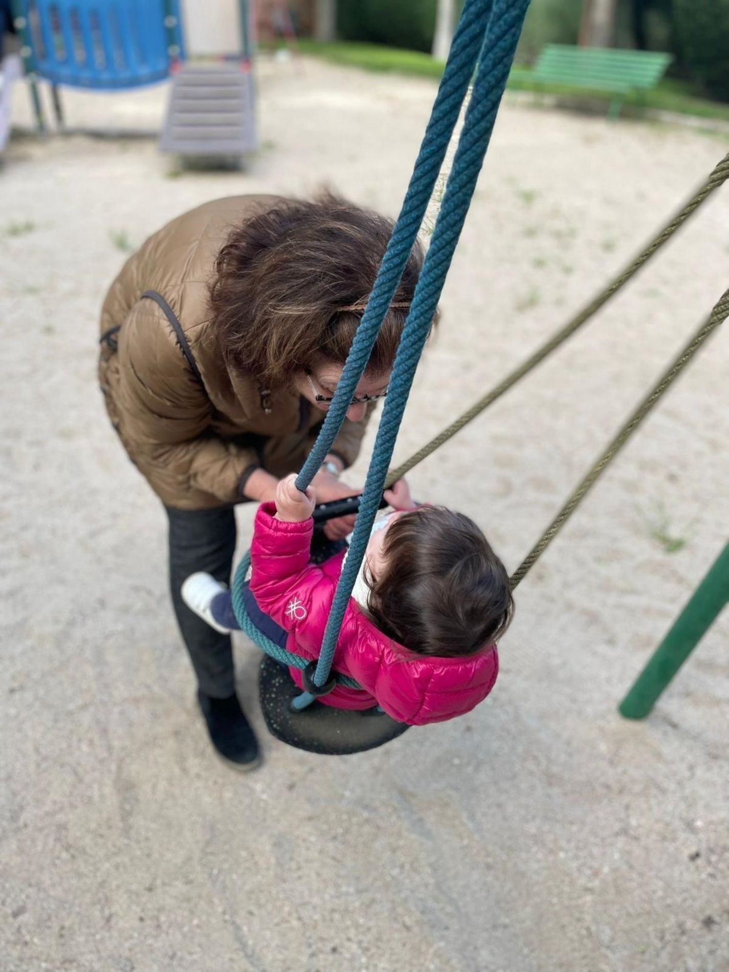 Una abuela y su nieta jugando en un columpio del parque. Fuente: Europa Press