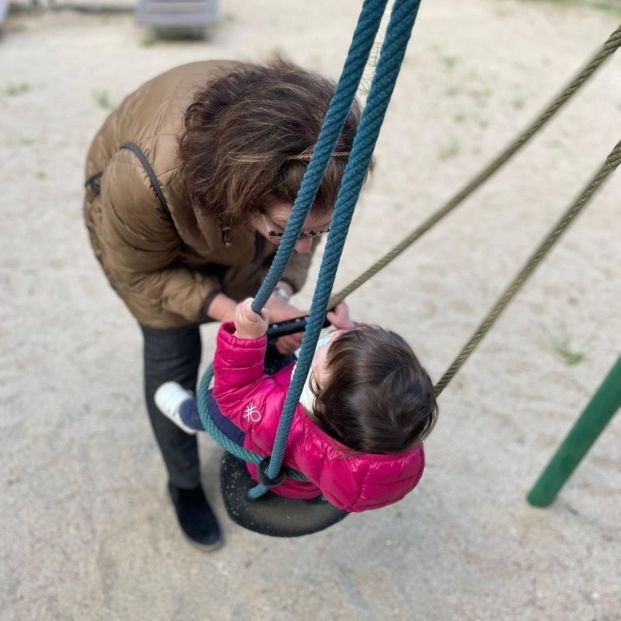 Una abuela y su nieta jugando en un columpio del parque. Fuente: Europa Press 