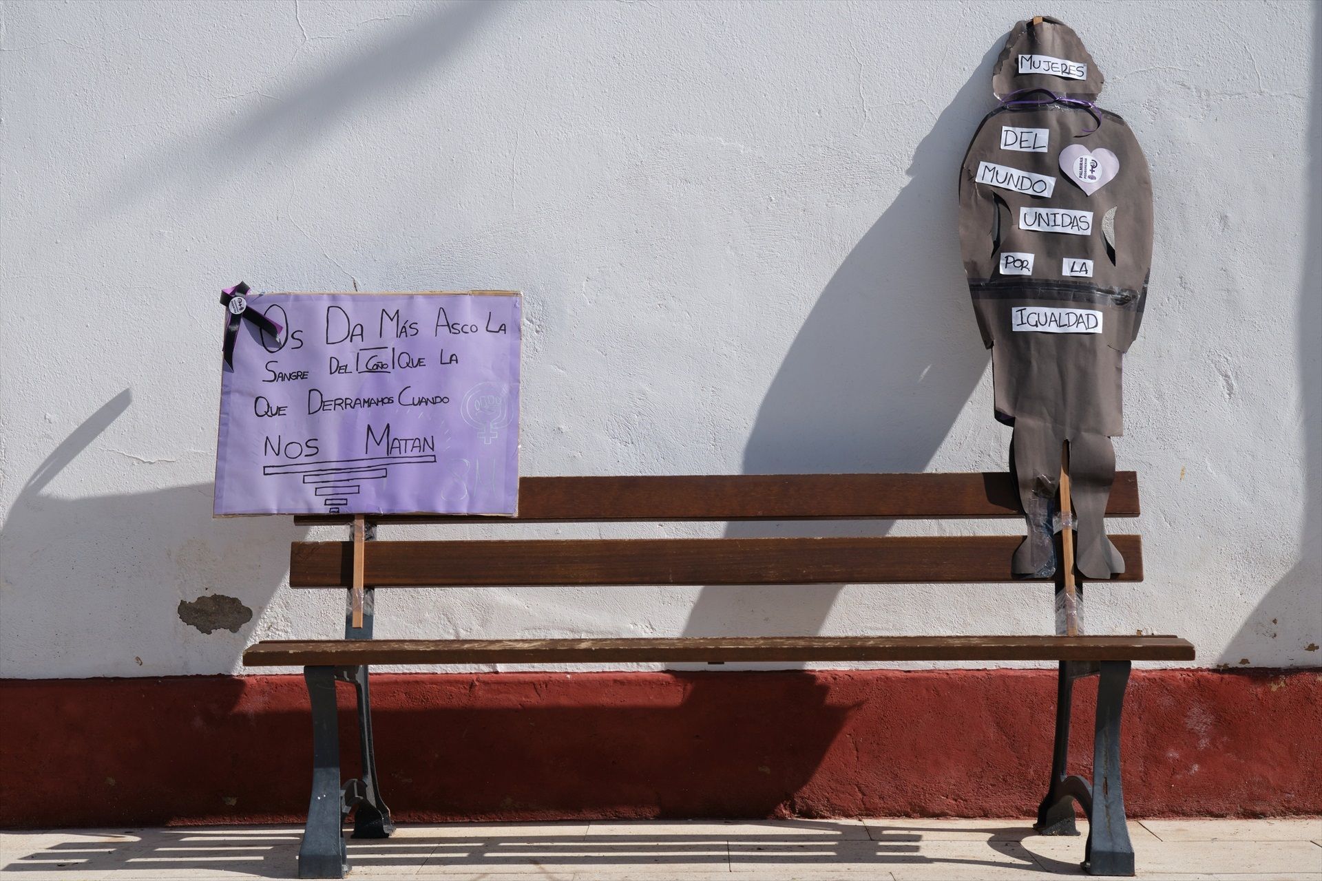 EuropaPress 6063668 pancartas homenaje victimas ayuntamiento pedroneras 30 junio 2024