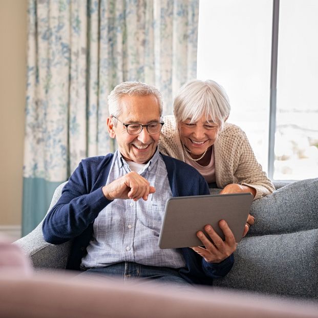 Dos personas mayores haciendo una videollamada. Fuente: Bigstock