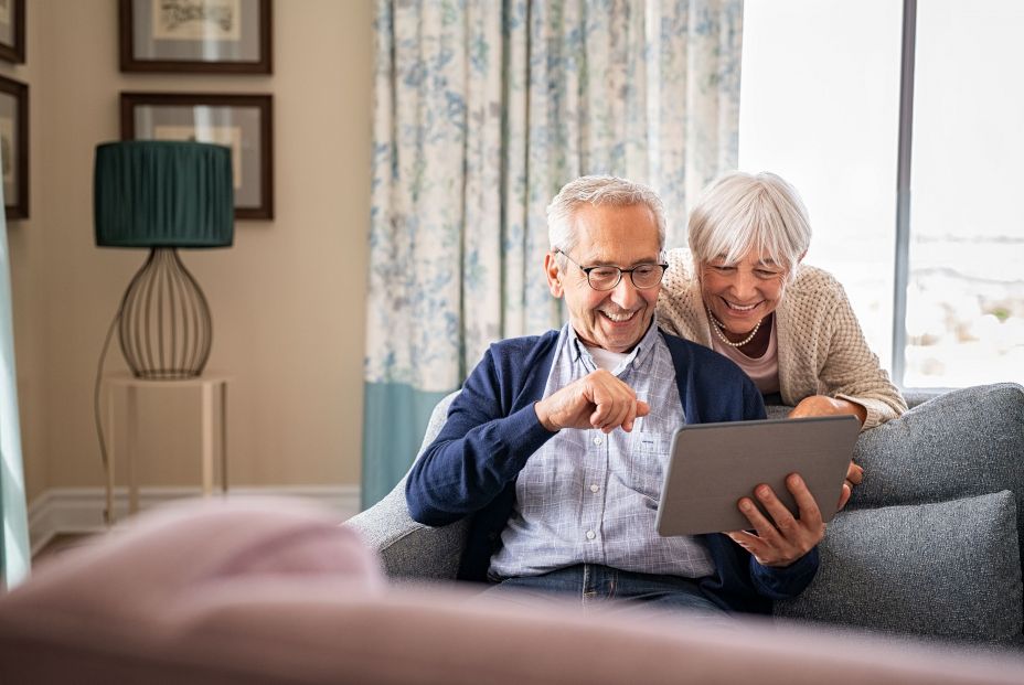 Dos personas mayores haciendo una videollamada. Fuente: Bigstock