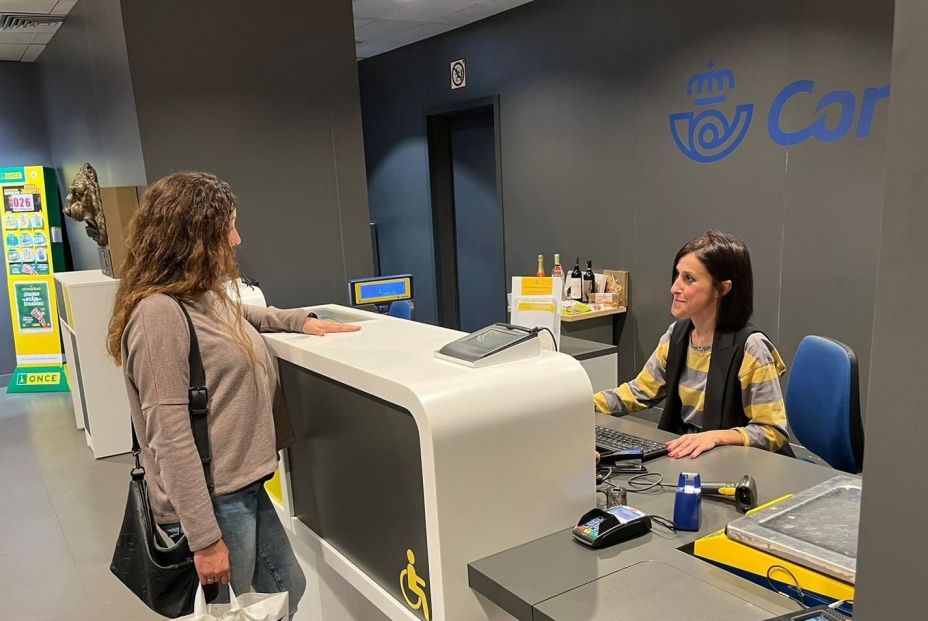 Persona solicitando el servicio de 'Correos Cash'. Fuente: Correos