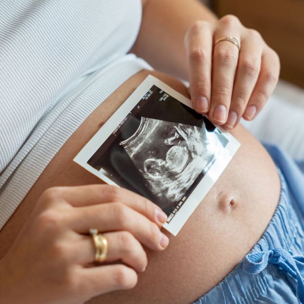 Mujer embarazada con una ecografía. Fuente: Bigstock