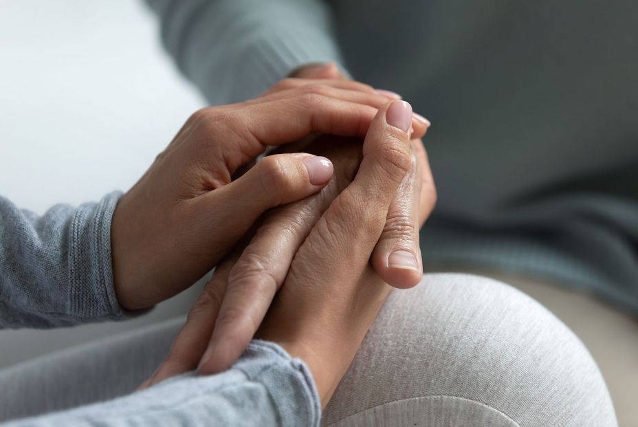 Una pareja dándose la mano. Bigstock