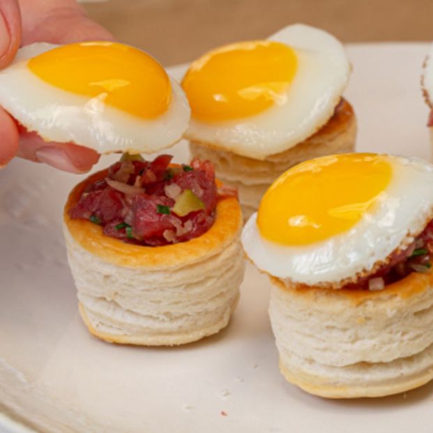 Vol au vent de tartar y huevo de codorniz. Fuente: Mercadona