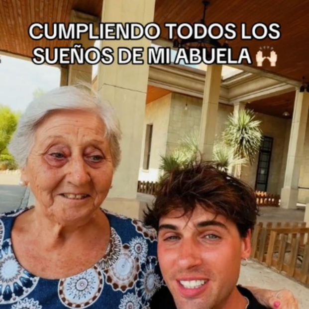 VÍDEO: Cumple el sueño de su abuela de viajar a Japón y la sorprende con un asiento en business (TikTok)