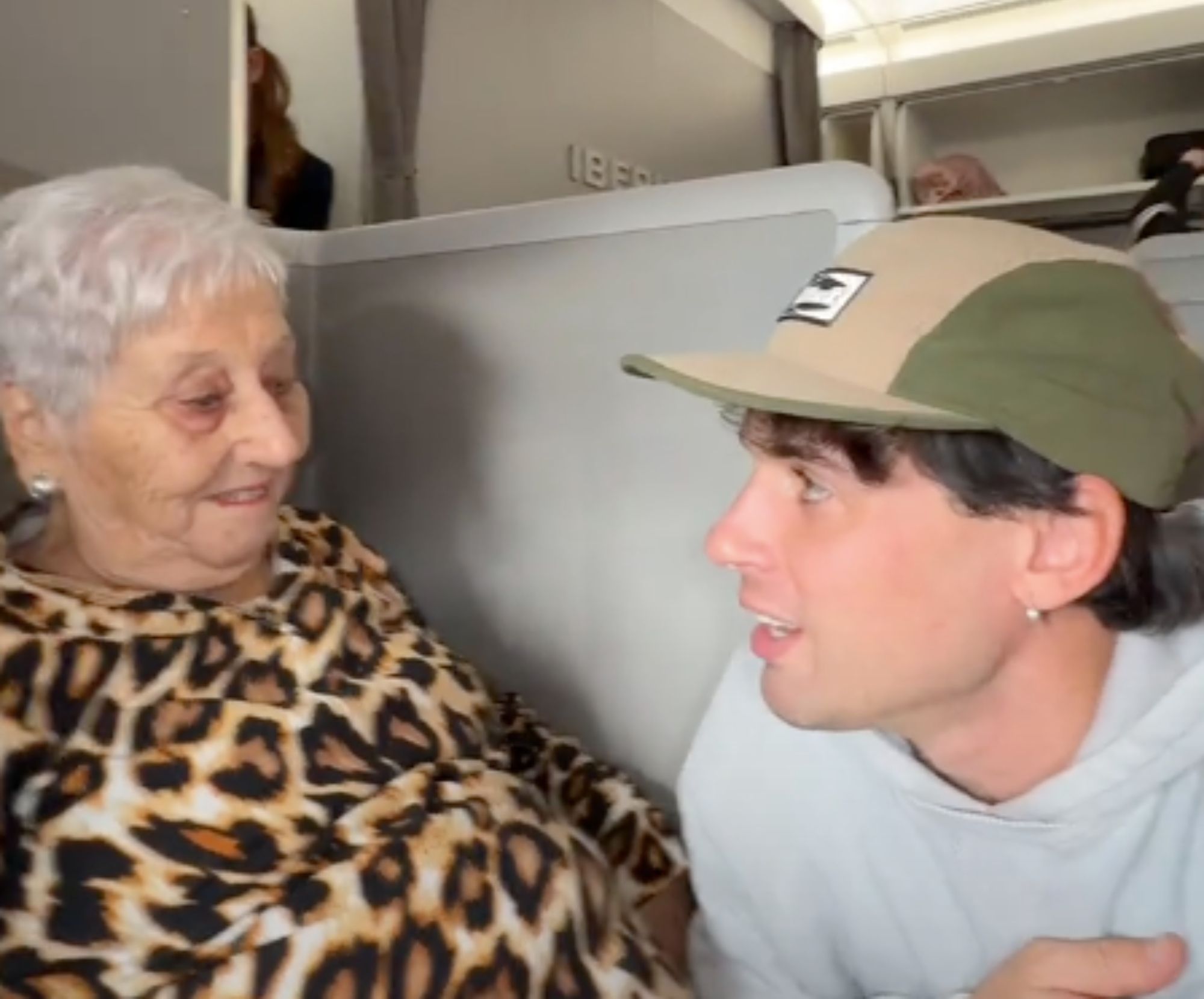 VÍDEO: Cumple el sueño de su abuela de viajar a Japón y la sorprende con un asiento en business (TikTok)