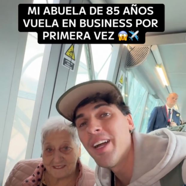 VÍDEO: Cumple el sueño de su abuela de viajar a Japón y la sorprende con un asiento en business (TikTok)