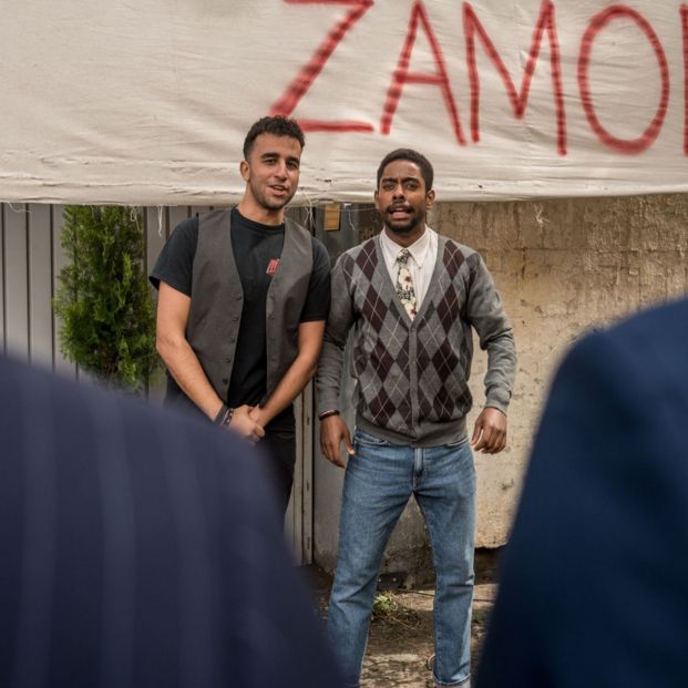 Hamza Zaidi y Javier Herrera en 'Al otro barrio'. Fuente: Zeta Studios