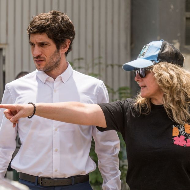 Quim Gutiérrez y Mar Olid durante el rodaje de 'Al otro barrio'. Fuente: Zeta Studios