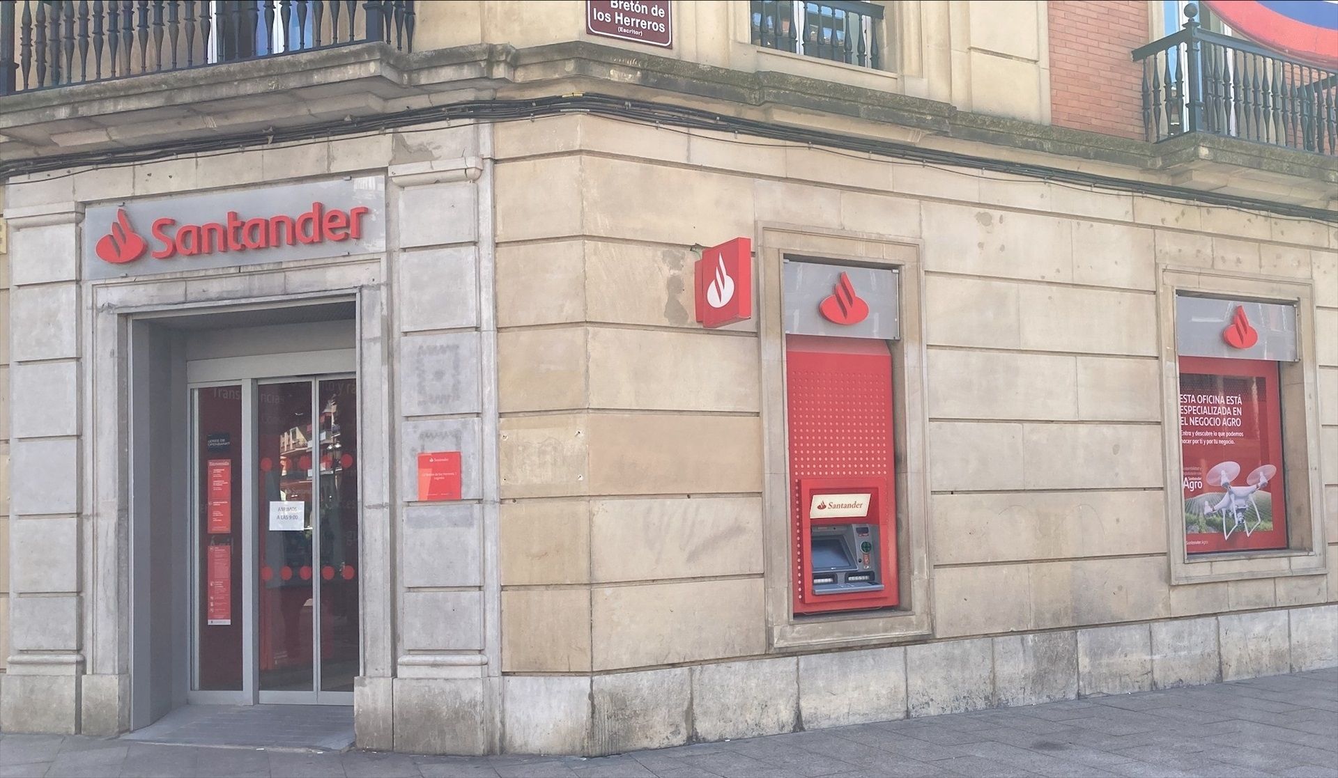 Pago de las pensiones en diciembre de 2024: ¿qué día se cobra la pensión en Banco Santander?. Foto: EuropaPress