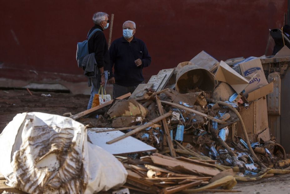 EuropaPress 6373020 dos hombres calle residuos 28 noviembre 2024 paiporta valencia comunidad