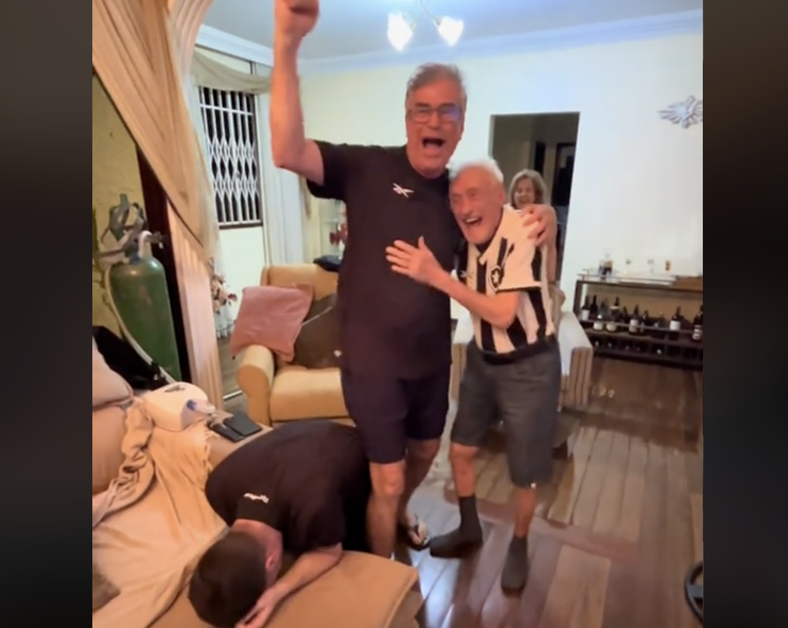 VÍDEO: La increíble reacción de un abuelo tras ver a su equipo campeón junto a sus nietos