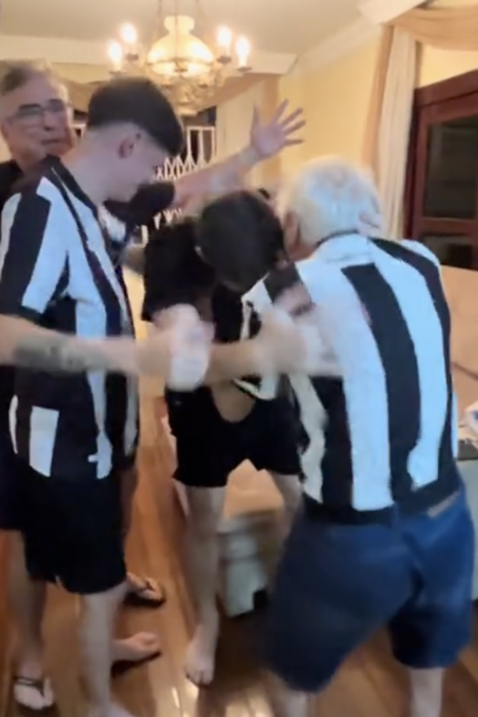 La increíble reacción de un abuelo tras ver a su equipo campeón junto a sus nietos