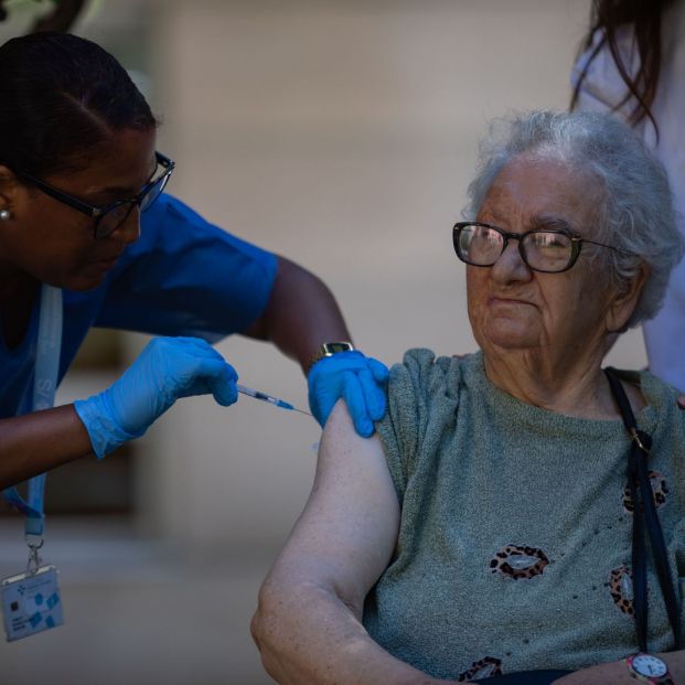 'Pinchazo' de la campaña edadista de Sanidad: la mitad de los mayores no se ha vacunado de la gripe (Europa Press)