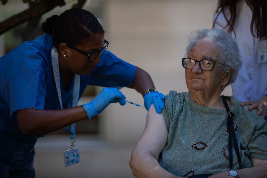 'Pinchazo' de la campaña edadista de Sanidad: la mitad de los mayores no se ha vacunado de la gripe (Europa Press)